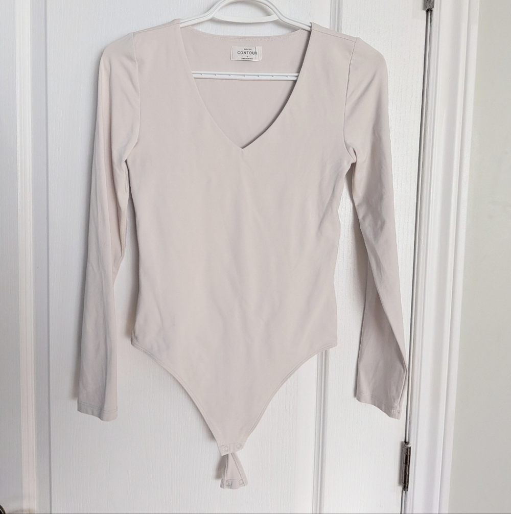 Aritzia Babaton contour v neck bodysuit beige medium